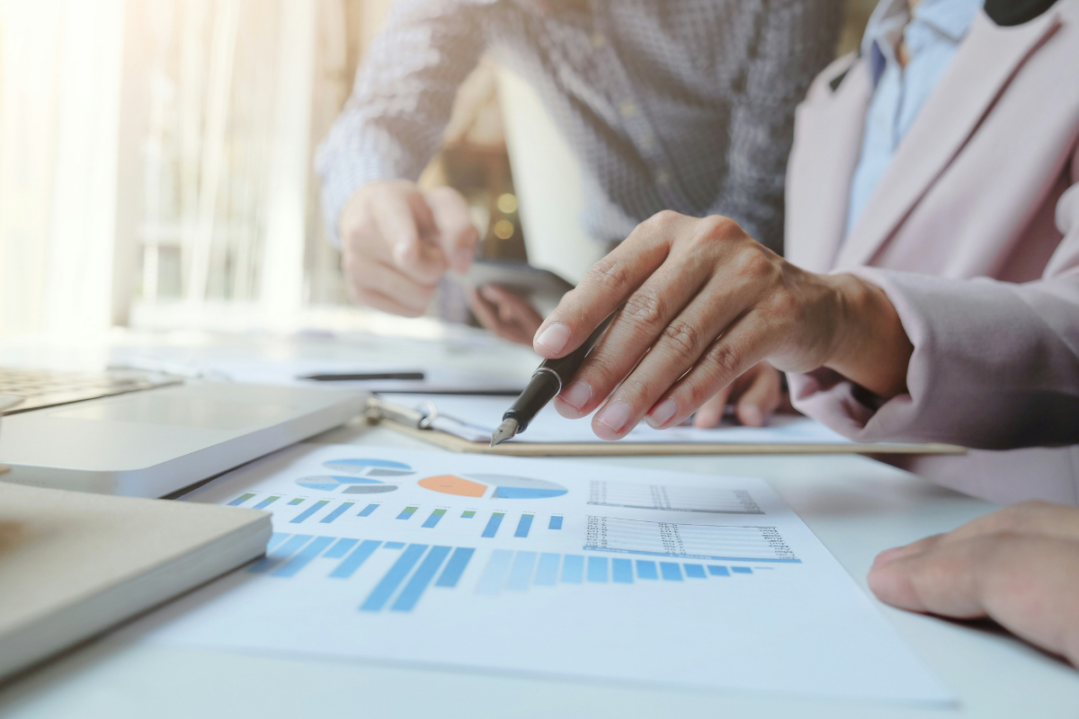 Plan sponsor reviewing 401(k) investment fee charts and expense ratios to evaluate share class benchmarking and fiduciary oversight.